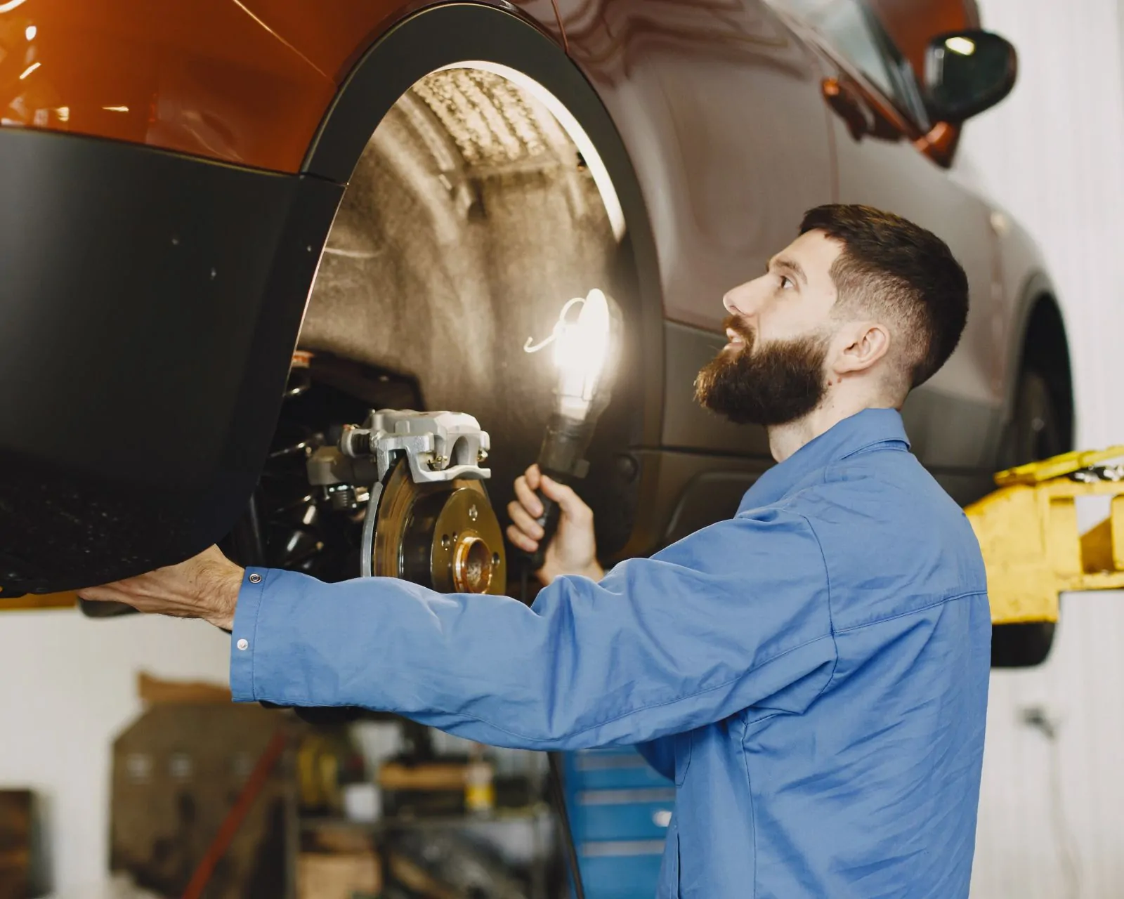Mechanik sprawdzający stan układu zawieszenia i hamulców